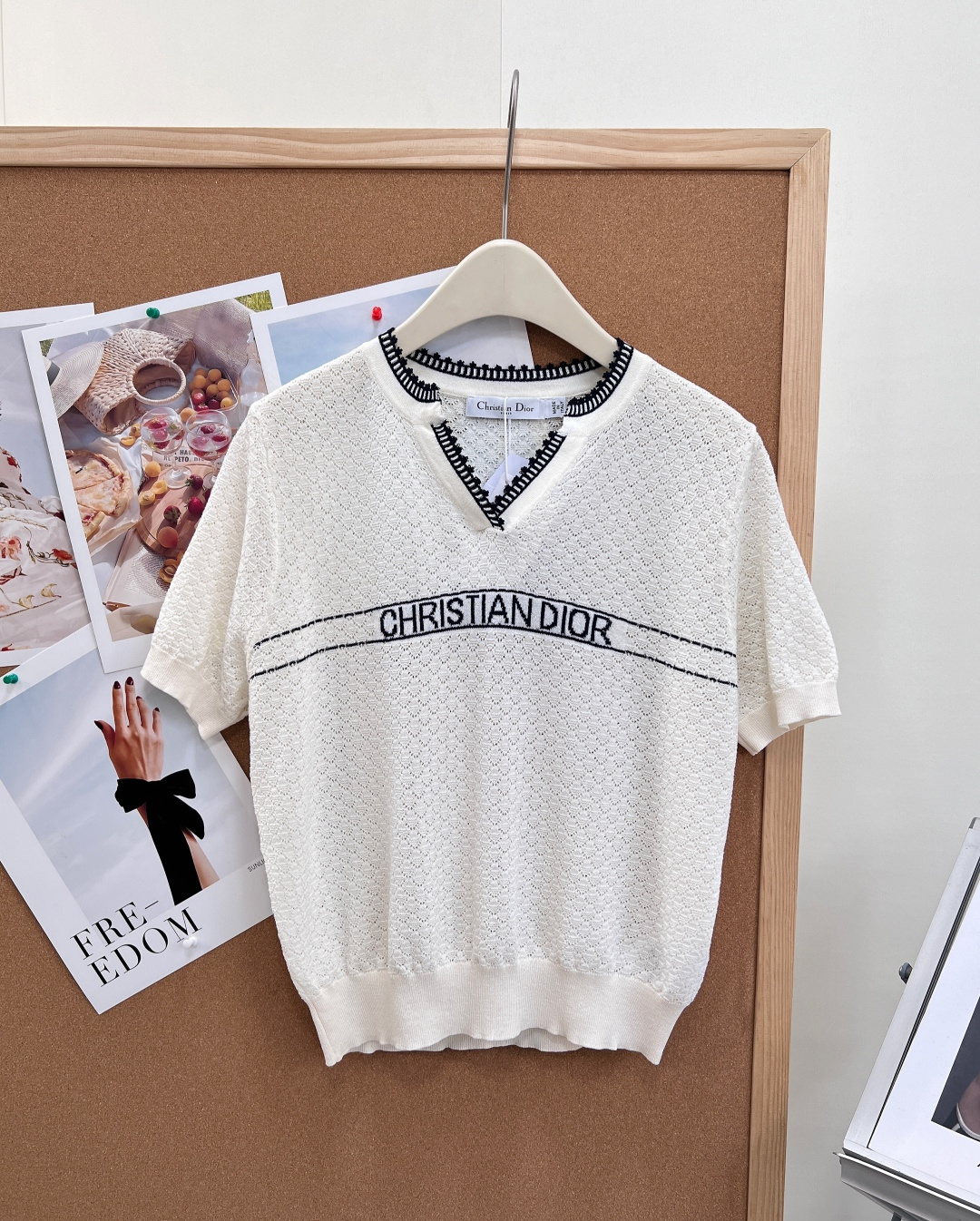 🆕Dior26春夏新款撞色锁边镂空针织短袖本季主打优雅松弛感，将法式精致感与实穿性完美平衡，一件承包整个