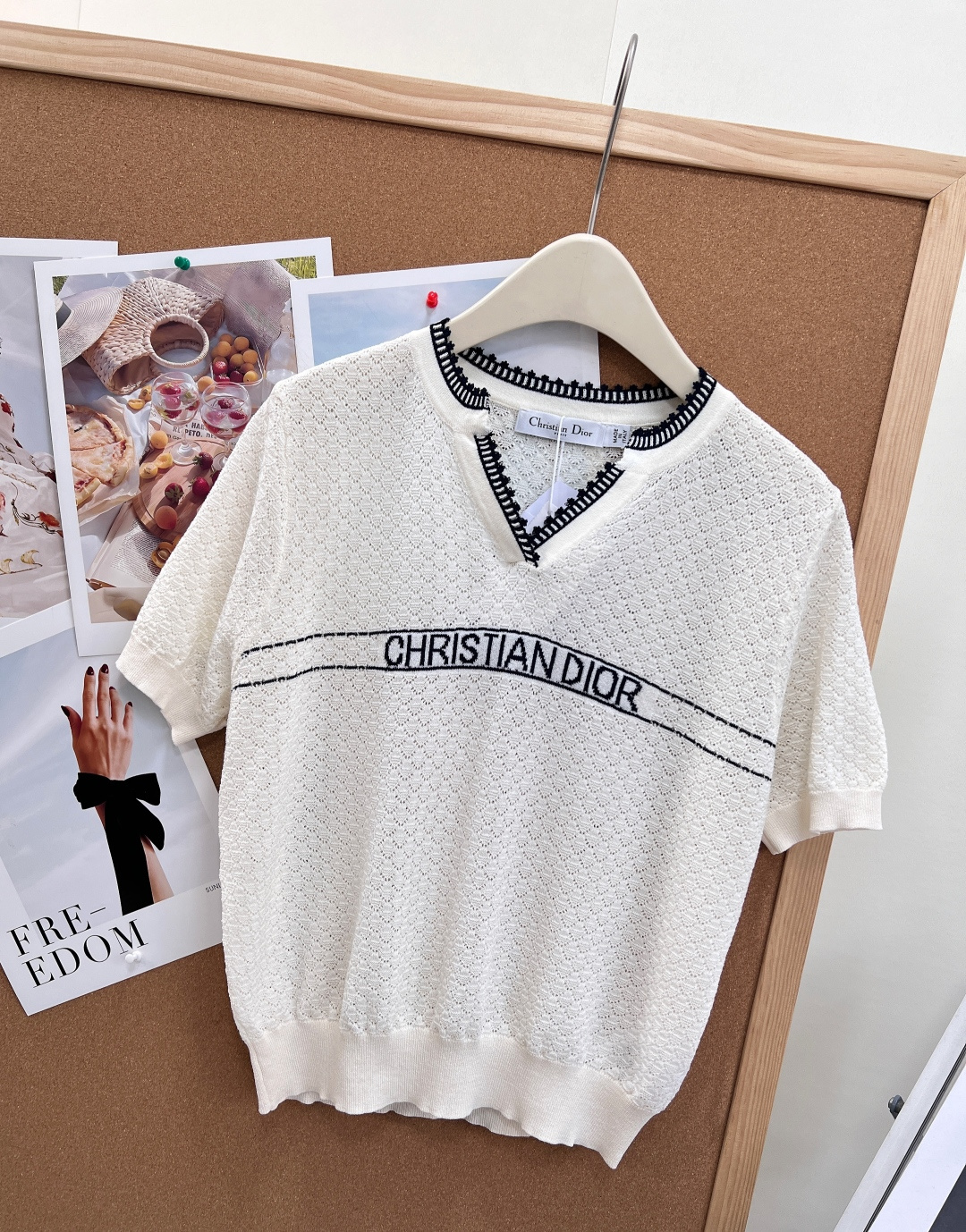 🆕Dior26春夏新款撞色锁边镂空针织短袖本季主打优雅松弛感，将法式精致感与实穿性完美平衡，一件承包整个