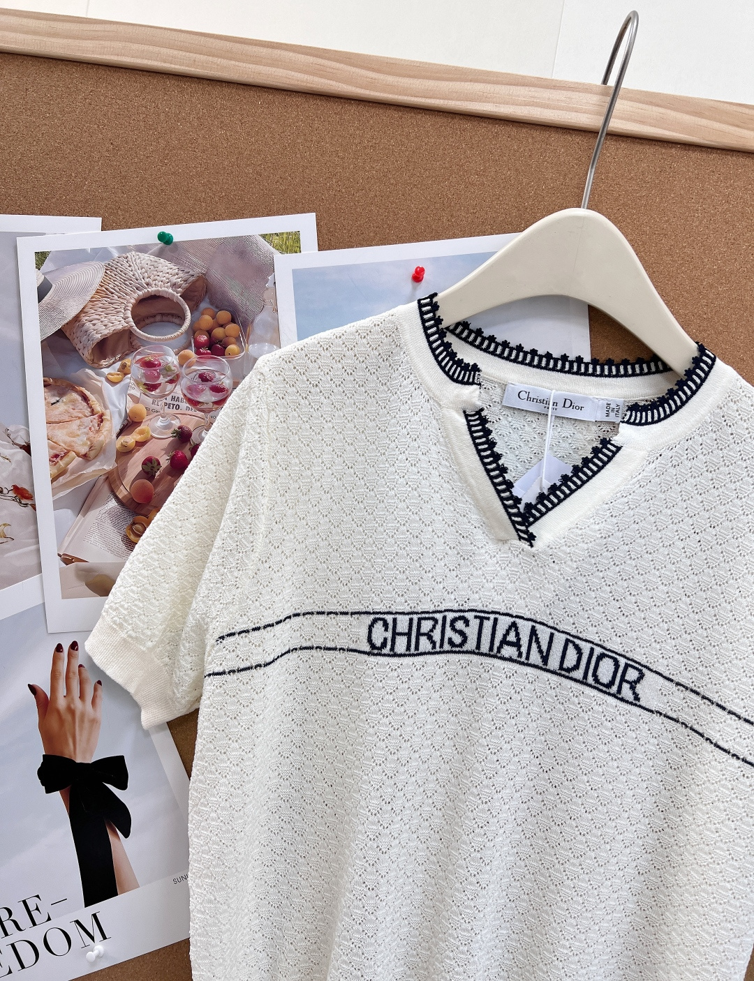🆕Dior26春夏新款撞色锁边镂空针织短袖本季主打优雅松弛感，将法式精致感与实穿性完美平衡，一件承包整个