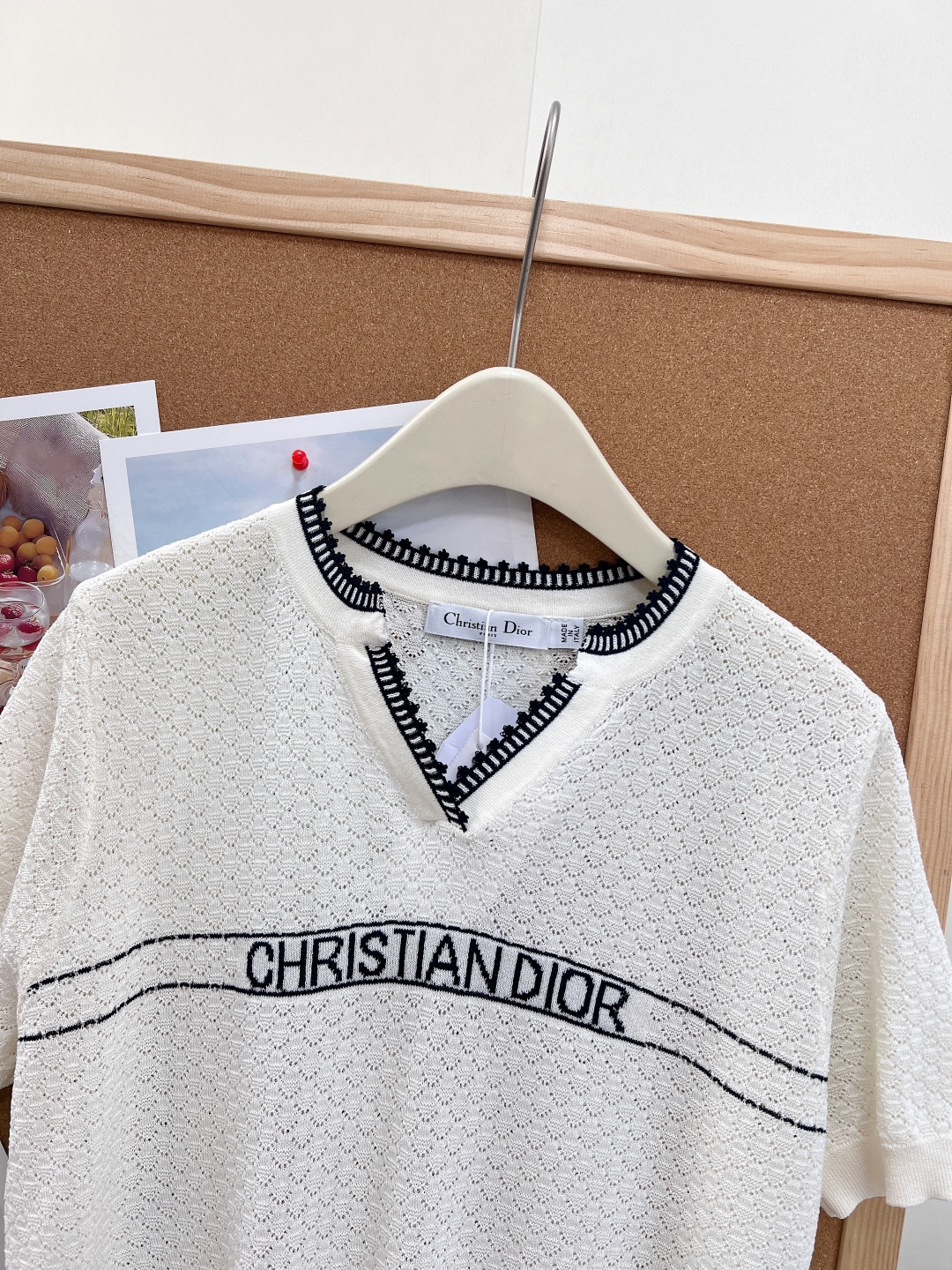 🆕Dior26春夏新款撞色锁边镂空针织短袖本季主打优雅松弛感，将法式精致感与实穿性完美平衡，一件承包整个
