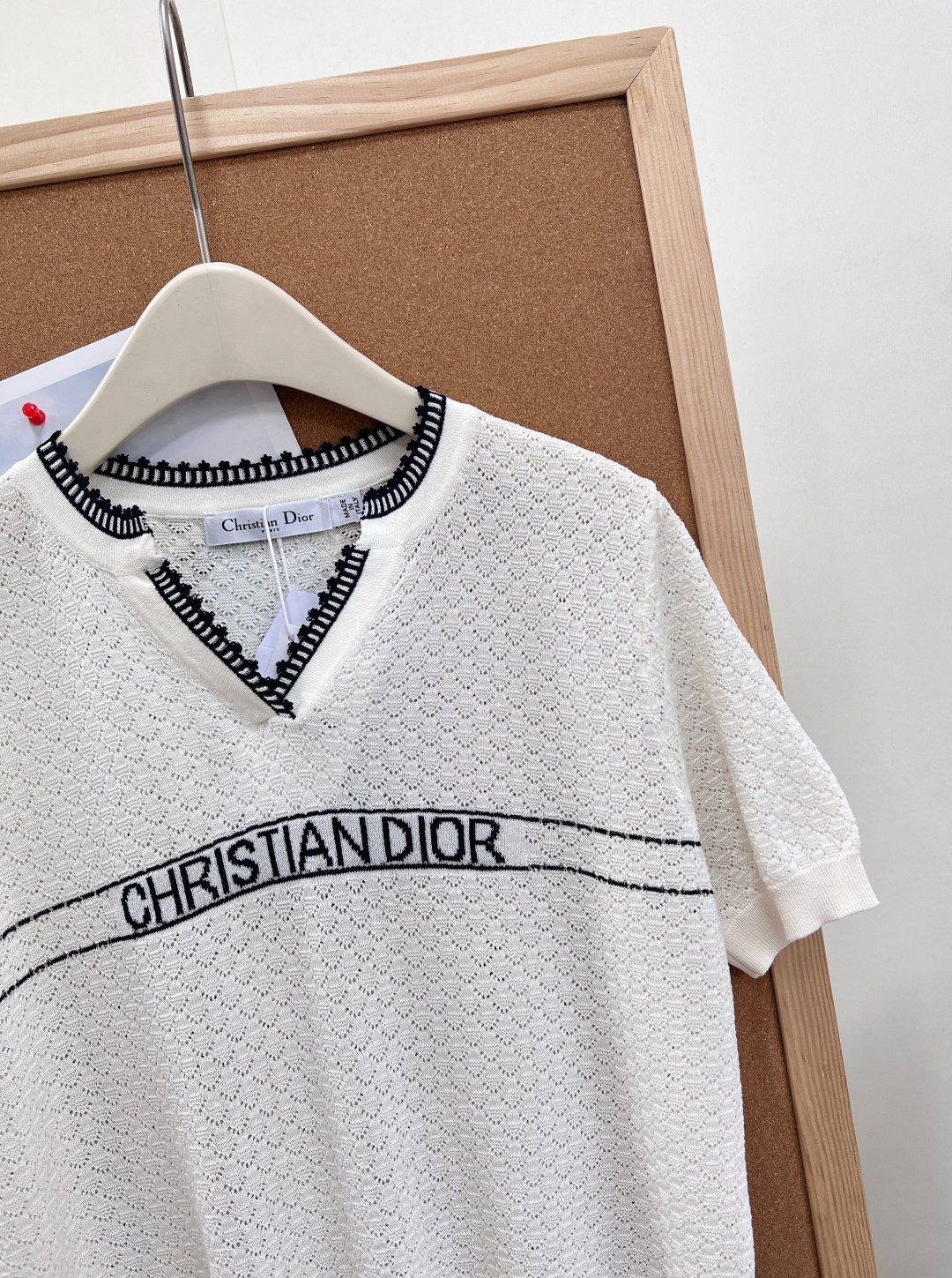 🆕Dior26春夏新款撞色锁边镂空针织短袖本季主打优雅松弛感，将法式精致感与实穿性完美平衡，一件承包整个