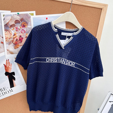 🆕Dior26春夏新款撞色锁边镂空针织短袖本季主打优雅松弛感,将法式精致感与实穿性完美平衡,一件承包整个 🆕Dior26春夏新款撞色锁边镂空针织短袖本季主打优雅松弛感,将法式精致感与实穿性完美平衡,一件承包整个