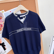 🆕Dior26春夏新款撞色锁边镂空针织短袖本季主打优雅松弛感,将法式精致感与实穿性完美平衡,一件承包整个 🆕Dior26春夏新款撞色锁边镂空针织短袖本季主打优雅松弛感,将法式精致感与实穿性完美平衡,一件承包整个