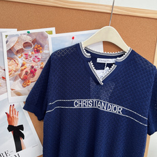 🆕Dior26春夏新款撞色锁边镂空针织短袖本季主打优雅松弛感,将法式精致感与实穿性完美平衡,一件承包整个 🆕Dior26春夏新款撞色锁边镂空针织短袖本季主打优雅松弛感,将法式精致感与实穿性完美平衡,一件承包整个