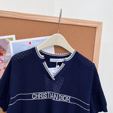 🆕Dior26春夏新款撞色锁边镂空针织短袖本季主打优雅松弛感,将法式精致感与实穿性完美平衡,一件承包整个 🆕Dior26春夏新款撞色锁边镂空针织短袖本季主打优雅松弛感,将法式精致感与实穿性完美平衡,一件承包整个