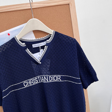 🆕Dior26春夏新款撞色锁边镂空针织短袖本季主打优雅松弛感,将法式精致感与实穿性完美平衡,一件承包整个 🆕Dior26春夏新款撞色锁边镂空针织短袖本季主打优雅松弛感,将法式精致感与实穿性完美平衡,一件承包整个