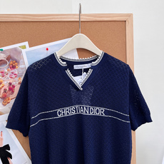 🆕Dior26春夏新款撞色锁边镂空针织短袖本季主打优雅松弛感,将法式精致感与实穿性完美平衡,一件承包整个 🆕Dior26春夏新款撞色锁边镂空针织短袖本季主打优雅松弛感,将法式精致感与实穿性完美平衡,一件承包整个