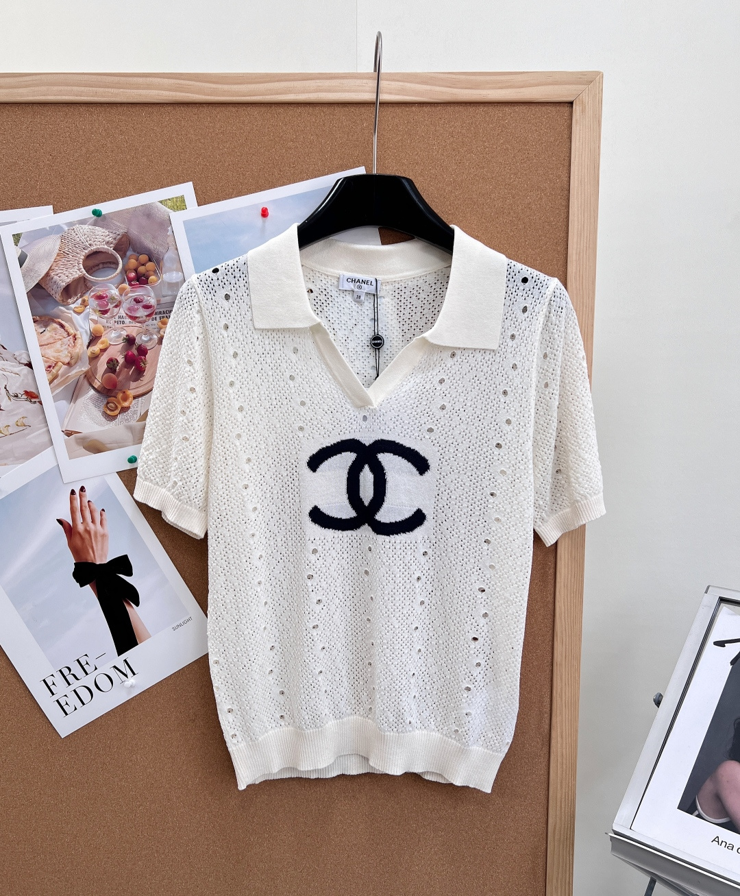 NO:862814,Chanel 26 spring and summer new Polo lapel hollow double C knitted short sleeves. The perfect fusion of French light luxury and leisure, one piece that combines appearance and practicality, and can easily achieve the advanced relaxation in spring and summer - Polo lapel small V-neck shape neat lapel + shallow V opening design, softly modify the neck line, optimize the head and shoulder ratio, with its own intellectual elegance, it is outstanding when worn alone or layered. - Full-width hollow mesh texture  The whole piece is made of breathable hollow mesh knitting. The weave is exquisite and fine, with a sense of air. The upper body is light and transparent. It is not sweaty at all when worn in spring and summer, and feels refreshing. - Contrasting large double C jacquard on the chest. The iconic large double C jacquard pattern on the chest, the contrasting color design is sharp, and the brand recognition is directly enhanced. It is low-key and not exaggerated, and the texture details are fully displayed. - Loose and slightly dropped shoulder version  Slightly loose tailoring that is not flattering on body shape, tolerant of body shape, concealing body fat and showing slimming, friendly to all body types, casual and lazy yet exquisite. -Selected high-count breathable knitted yarn, soft and delicate to the touch, hollow structure has good breathability, moderate drape, the upper body is light and not close to the body, and will not be easily deformed after long-term wear. Complete with three labels, two colors!  Size sml,,chanel,T-shirt,19860909Chanel 26春夏新款Polo翻领镂空双C针织短袖.法式轻奢与休闲感的完美融合,一件兼顾颜值与实穿性,轻松拿捏春夏高级松弛感 - Polo翻领小V领型 利落的翻领+浅V开口设计,柔和修饰脖颈线条,优化头肩比例,自带知性优雅气质,单穿叠穿都很出彩. - 满幅镂空网眼肌理 整体采用透气镂空网眼针织,织法精致细密,自带空气感,上身轻盈通透,春夏穿完全不闷汗,清爽感拉满. - 胸前撞色大双C提花 胸口标志性大双C提花图案,撞色设计对比鲜明,品牌辨识度直接拉满,低调不浮夸,质感细节尽显. - 宽松微落肩版型 不挑身材的微宽松剪裁,包容身形,藏肉显瘦,对各种身材都很友好,随性慵懒又不失精致感. -甄选高支透气针织纱线,触感柔软细腻,镂空结构自带良好透气性,垂坠感适中,上身轻盈不贴身,久穿不易变形.三标齐全,两色出！ 尺码sml,,chanel,T-shirt,,Women's clothing