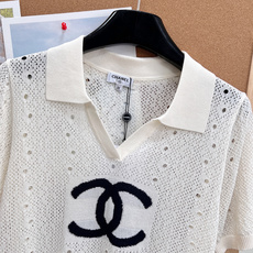 🆕Chanel 26春夏新款Polo翻领镂空双C针织短袖。法式轻奢与休闲感的完美融合,一件兼顾颜值与实穿 🆕Chanel 26春夏新款Polo翻领镂空双C针织短袖。法式轻奢与休闲感的完美融合,一件兼顾颜值与实穿