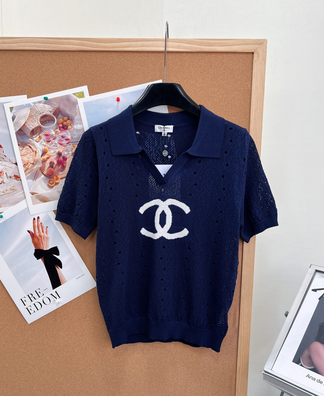 NO:862821,Chanel 26 spring and summer new Polo lapel hollow double C knitted short sleeves. The perfect fusion of French light luxury and leisure, one piece that combines appearance and practicality, and can easily achieve the advanced relaxation in spring and summer - Polo lapel small V-neck shape neat lapel + shallow V opening design, softly modify the neck line, optimize the head and shoulder ratio, with its own intellectual elegance, it is outstanding when worn alone or layered. - Full-width hollow mesh texture  The whole piece is made of breathable hollow mesh knitting. The weave is exquisite and fine, with a sense of air. The upper body is light and transparent. It is not sweaty at all when worn in spring and summer, and feels refreshing. - Contrasting large double C jacquard on the chest. The iconic large double C jacquard pattern on the chest, the contrasting color design is sharp, and the brand recognition is directly enhanced. It is low-key and not exaggerated, and the texture details are fully displayed. - Loose and slightly dropped shoulder version  Slightly loose tailoring that is not flattering on body shape, tolerant of body shape, concealing body fat and showing slimming, friendly to all body types, casual and lazy yet exquisite. -Selected high-count breathable knitted yarn, soft and delicate to the touch, hollow structure has good breathability, moderate drape, the upper body is light and not close to the body, and will not be easily deformed after long-term wear. Complete with three labels, two colors!  Size sml,,chanel,T-shirt,19860909Chanel 26春夏新款Polo翻领镂空双C针织短袖.法式轻奢与休闲感的完美融合,一件兼顾颜值与实穿性,轻松拿捏春夏高级松弛感 - Polo翻领小V领型 利落的翻领+浅V开口设计,柔和修饰脖颈线条,优化头肩比例,自带知性优雅气质,单穿叠穿都很出彩. - 满幅镂空网眼肌理 整体采用透气镂空网眼针织,织法精致细密,自带空气感,上身轻盈通透,春夏穿完全不闷汗,清爽感拉满. - 胸前撞色大双C提花 胸口标志性大双C提花图案,撞色设计对比鲜明,品牌辨识度直接拉满,低调不浮夸,质感细节尽显. - 宽松微落肩版型 不挑身材的微宽松剪裁,包容身形,藏肉显瘦,对各种身材都很友好,随性慵懒又不失精致感. -甄选高支透气针织纱线,触感柔软细腻,镂空结构自带良好透气性,垂坠感适中,上身轻盈不贴身,久穿不易变形.三标齐全,两色出！ 尺码sml,,chanel,T-shirt,,Women's clothing