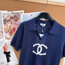 🆕Chanel 26春夏新款Polo翻领镂空双C针织短袖。法式轻奢与休闲感的完美融合,一件兼顾颜值与实穿 🆕Chanel 26春夏新款Polo翻领镂空双C针织短袖。法式轻奢与休闲感的完美融合,一件兼顾颜值与实穿