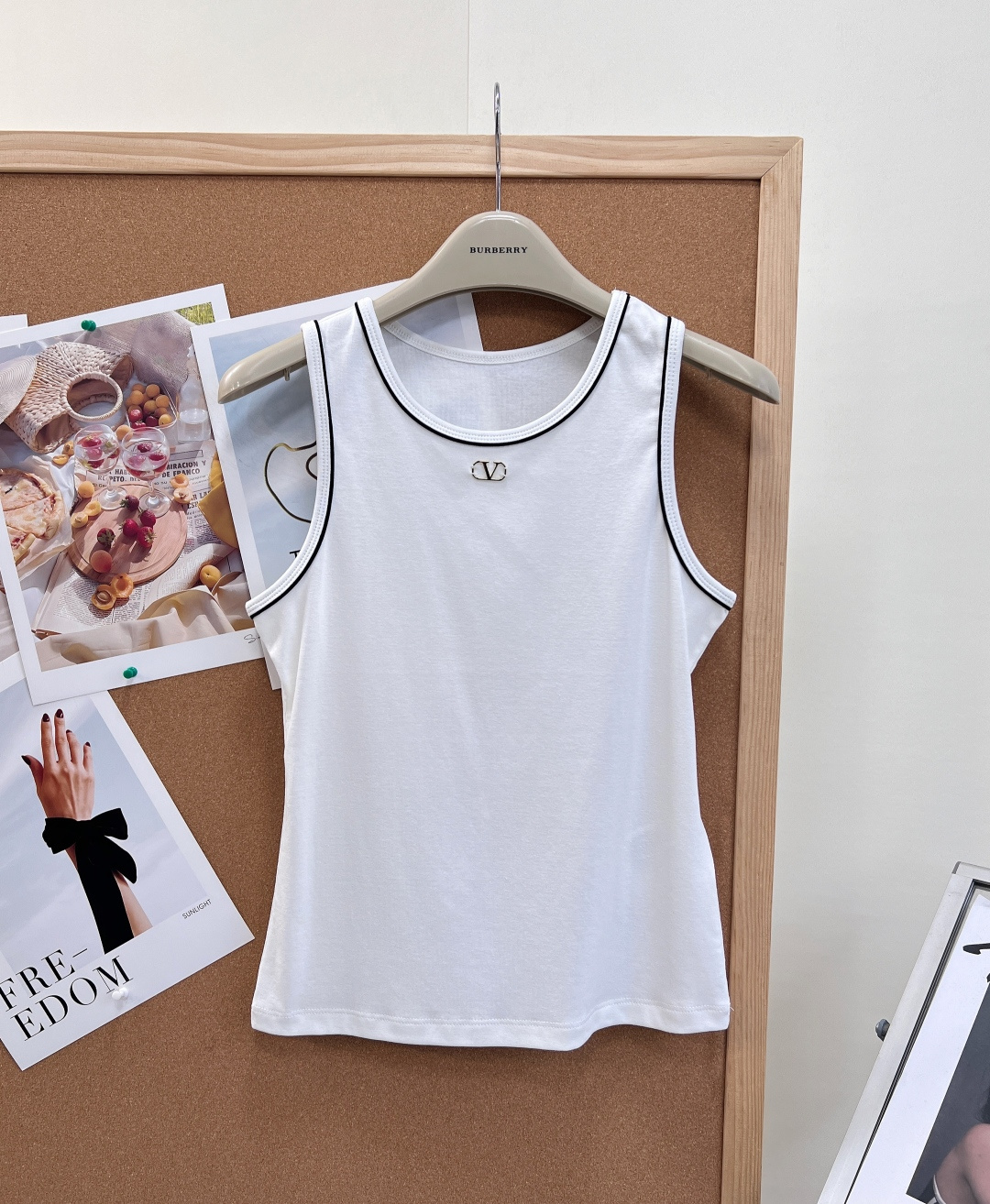 NO:862746,Valentino 26's new black and white contrasting webbing vest. A universal inner wear for spring and summer, a simple and high-end essential item that balances casual fashion and comfortable texture just right - Classic black and white contrasting piping. The neckline and shoulder straps are designed with neat black contrasting piping. The minimalist lines instantly enhance recognition, easily create a refined sense of hierarchy, and bring a high-end light luxury atmosphere. - Metal V-shaped logo on the chest  The exquisite and small metal brand logo on the chest is low-key and unobtrusive, and the details are well-crafted, which is the finishing touch to enhance the overall sophistication. - Slim-fitting and sleeveless tailoring. Just the right slim fit, fits the body shape but is not tight, neatly outlines the body lines, can optimize the shoulder and neck lines, and the upper body becomes right-angled shoulders in seconds. - Universal and versatile version  The basic round neck design is suitable for all styles of wear, whether it is worn alone in summer or as an inner layer in spring and autumn, and can easily cope with various wear scenarios. -Selected high-count soft and skin-friendly fabrics, with a delicate and smooth touch, moderate elasticity, breathability and no sweating, and no sense of restraint when worn for a long time in daily life, taking into account comfort and practicality. Complete with three standards, large quantities of goods!  Sizesml,,valentino,19860909Valentino 26新款黑白撞色织带背心.一件承包春夏穿搭的万能内搭,简约高级感的刚需单品,把随性时髦与舒适质感平衡得恰到好处 - 经典黑白撞色滚边 领口与肩带处采用利落黑色撞色滚边设计,极简线条瞬间提升辨识度,轻松打造精致层次感,自带高级的轻奢氛围感. - 胸前金属V型徽标 胸口精致小巧的金属品牌标识,低调不张扬,细节做工考究,是提升整体精致度的点睛之笔. - 合身显瘦无袖剪裁 恰到好处的修身版型,贴合身形却不紧绷,利落勾勒身形线条,能优化肩颈线条,上身秒变直角肩. - 万能百搭版型 基础圆领设计适配所有穿搭风格,不管是夏天单穿,还是春秋做内搭都适配,轻松应对多种穿搭场景. -甄选高支软糯亲肤面料,触感细腻顺滑,弹力适中,透气不闷汗,日常长时间穿着也无束缚感,兼顾舒适与实穿性.三标齐全,大货出！ 尺码sml,,valentino,,Women's clothing