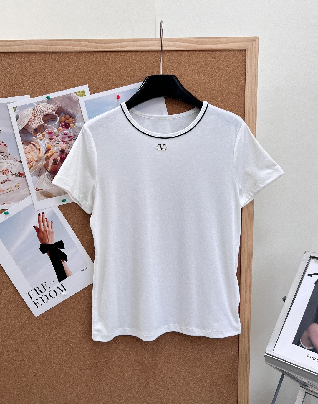 NO:862755,Valentino 26's new contrasting color round neck metal logo short-sleeved T-shirt. A piece that unlocks a relaxed and luxurious feel, integrates minimalist aesthetics into daily wear, and is a must-have in the spring and summer wardrobe. - Classic contrasting color round neck. The basic round neck is paired with a circle of exquisite black pinstripe piping. The minimalist design instantly enhances recognition, cleanly modifies the neck line, and has a low-key luxury temperament. - Metal V-shaped logo on the chest  The chest is embellished with a small and three-dimensional metal brand logo. It has a high-end texture, is low-key and unobtrusive, and has exquisite workmanship in details, which can easily enhance the overall style of the outfit. - The slightly loose version of the right shoulder adopts a slim right shoulder cut, and the upper body can easily be worn with natural right-angled shoulders. The moderately loose version accommodates the body shape, hides the flesh and makes you look slimmer, and is very friendly to all body types. - Versatile and not flattering.  The simple and basic short-sleeved version does not limit the style. It is refreshing and neat to wear alone. It can also be used as an inner layer to create a sense of layering and is full of practicality. - High-count, high-quality combed cotton fabric, soft and delicate to the touch, skin-friendly and breathable, with a delicate texture, the upper body is dry and not sweaty, and it is no burden to wear in summer. Complete with three standards, large quantities of goods!  Size sml,,valentino,T-shirt,tees,t-shirt,19860909Valentino 26新款撞色圆领金属Logo短袖T恤.一件解锁松弛高级感,将极简美学融入日常穿搭,春夏衣橱里闭眼入的刚需款 - 经典撞色圆领 基础圆领搭配一圈精致黑色细条纹滚边,极简设计瞬间提升辨识度,利落修饰脖颈线条,自带低调轻奢气质. - 胸前金属V型徽标 胸口点缀小巧立体的金属品牌Logo,质感高级,低调不张扬,细节做工精致考究,轻松提升整体穿搭格调. - 正肩微宽松版型 采用显瘦正肩剪裁,上身轻松穿出自然直角肩,适度宽松的版型包容身形,藏肉显瘦,对各种身材都非常友好. - 百搭不挑人版型 简约基础短袖版型,不限制穿搭风格,单穿清爽利落,也可作为内搭打造层次感,实用性拉满. -高支高品质精梳棉面料,触感柔软细腻,亲肤透气,自带细腻的肌理感,上身干爽不闷汗,夏日穿着毫无负担.三标齐全,大货出！ 尺码sml,,valentino,T-shirt,tees，t-shirt,,Women's clothing