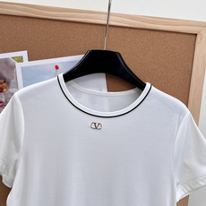 🆕Valentino 26新款撞色圆领金属Logo短袖T恤。一件解锁松弛高级感,将极简美学融入日常穿搭, 🆕Valentino 26新款撞色圆领金属Logo短袖T恤。一件解锁松弛高级感,将极简美学融入日常穿搭,