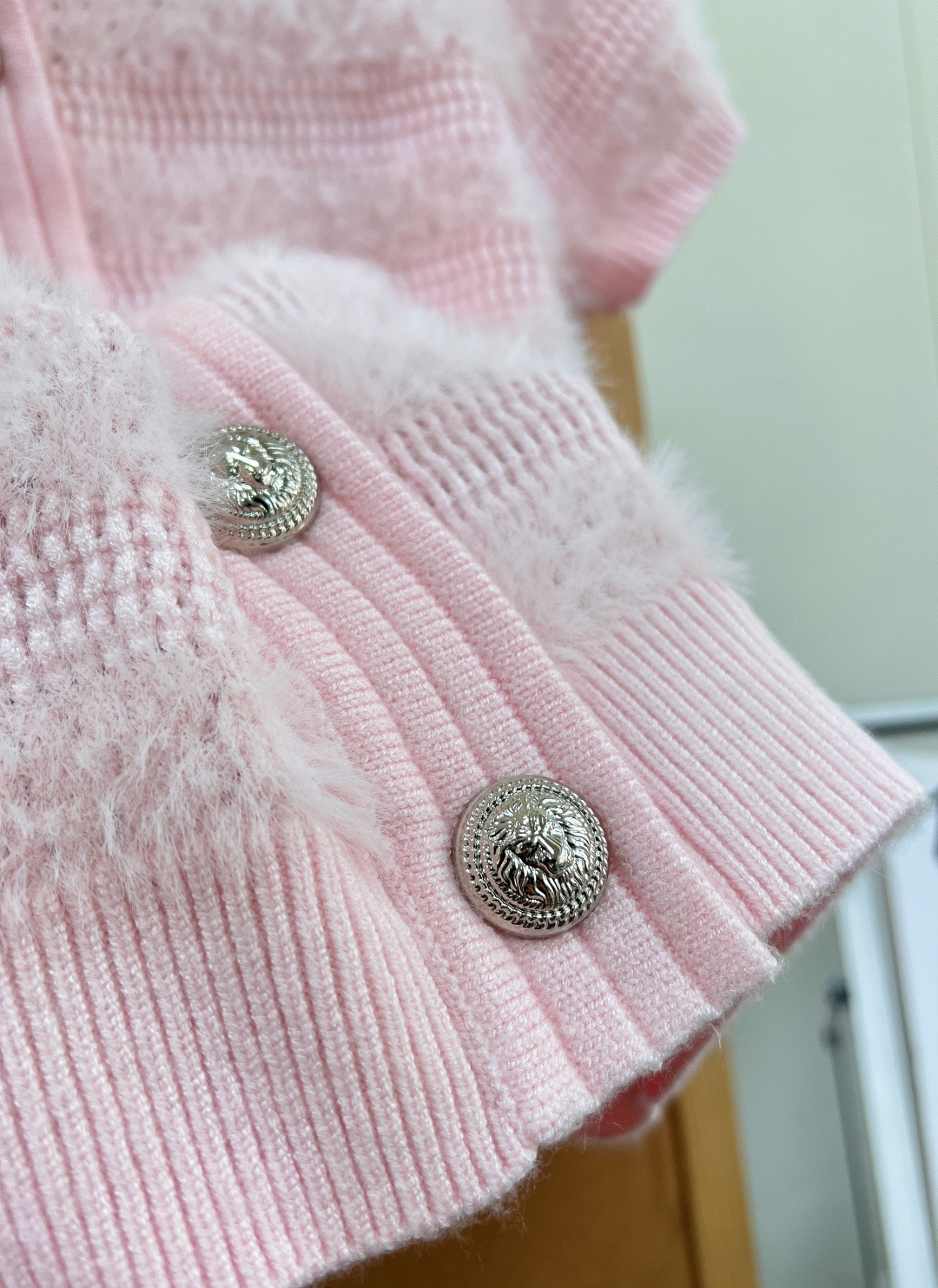 🆕Balmain巴尔曼条纹毛绒短袖开衫｜甜酷贵气天花板✨1. 面料工艺软糯透气双buff原版打版定制毛绒