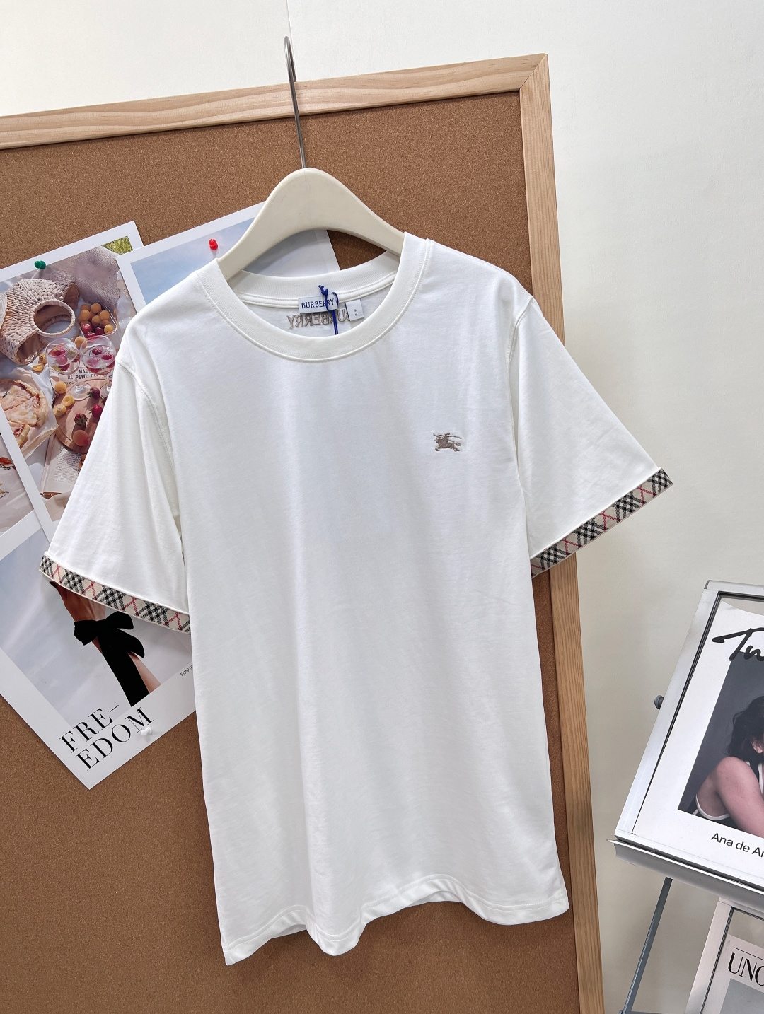 🆕 BURBERRY 格纹织带战马刺绣短袖T恤英伦基因融入当代衣橱，经典织带邂逅骑士精神  短袖搭配传承