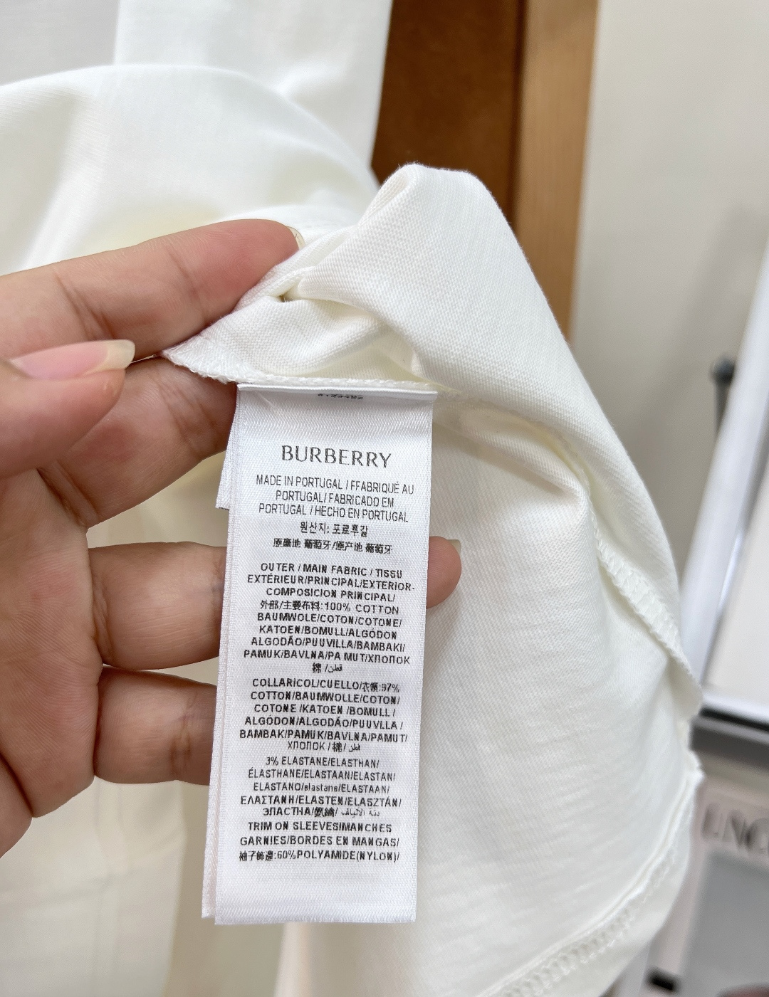 🆕 BURBERRY 格纹织带战马刺绣短袖T恤英伦基因融入当代衣橱，经典织带邂逅骑士精神  短袖搭配传承
