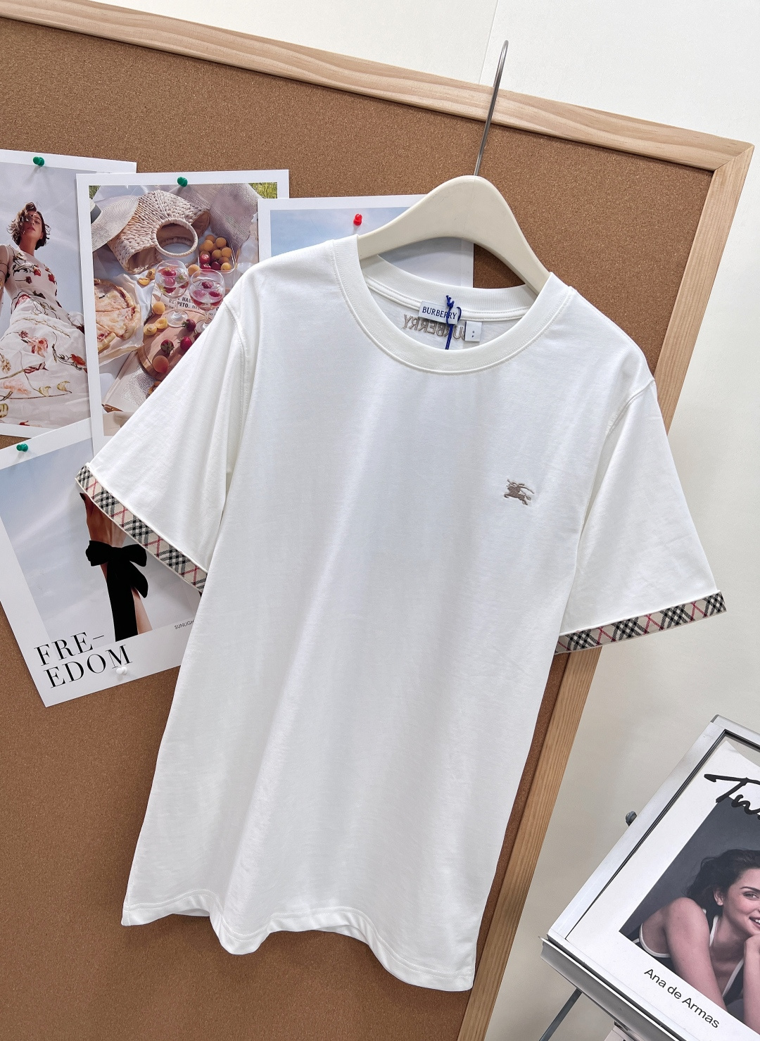 🆕 BURBERRY 格纹织带战马刺绣短袖T恤英伦基因融入当代衣橱，经典织带邂逅骑士精神  短袖搭配传承