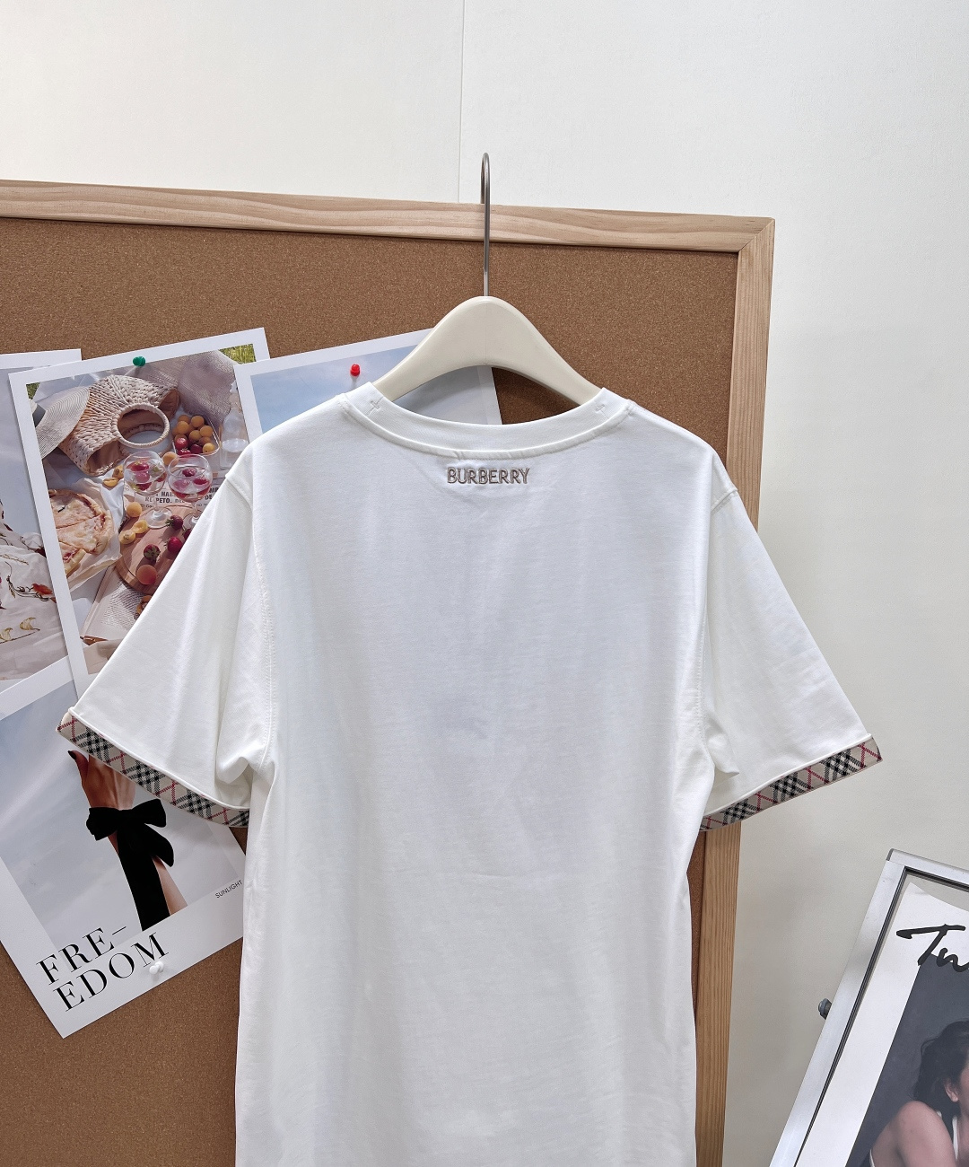 🆕 BURBERRY 格纹织带战马刺绣短袖T恤英伦基因融入当代衣橱，经典织带邂逅骑士精神  短袖搭配传承