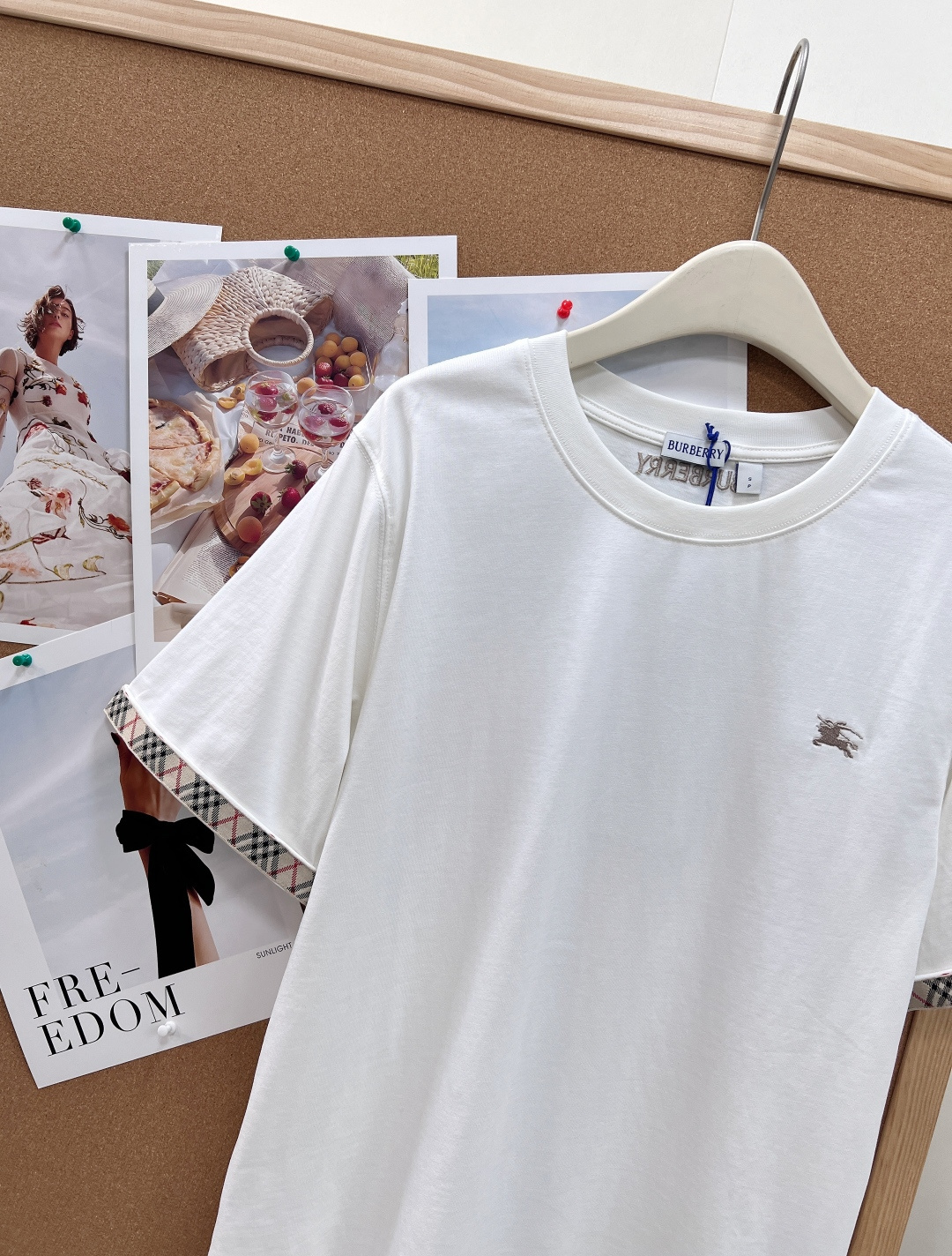 🆕 BURBERRY 格纹织带战马刺绣短袖T恤英伦基因融入当代衣橱，经典织带邂逅骑士精神  短袖搭配传承