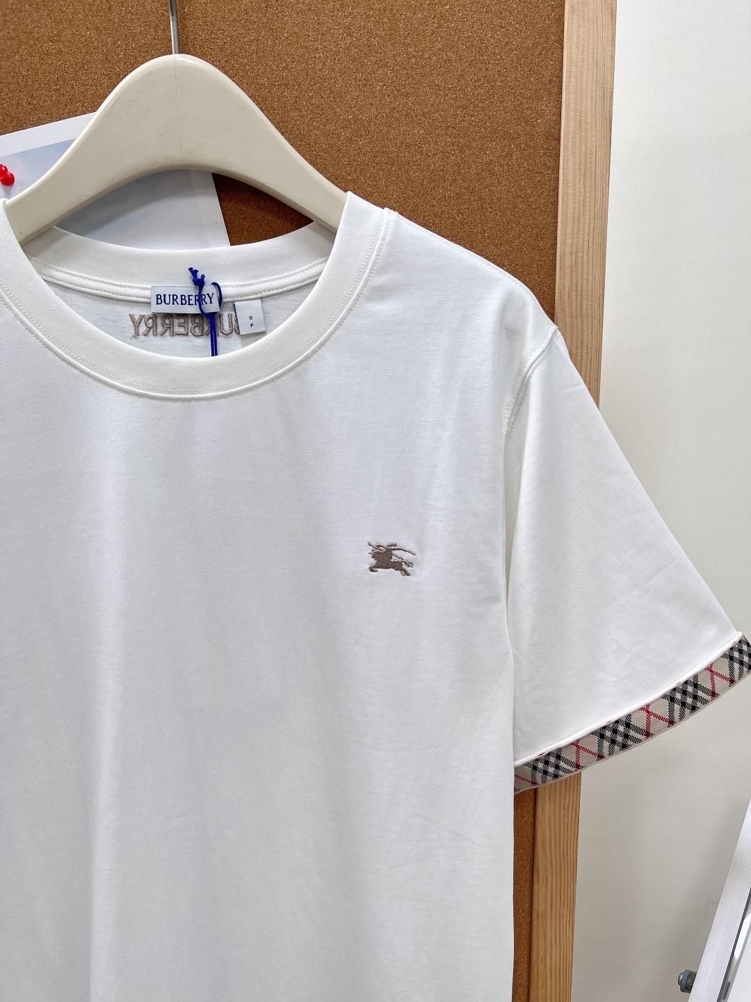 🆕 BURBERRY 格纹织带战马刺绣短袖T恤英伦基因融入当代衣橱，经典织带邂逅骑士精神  短袖搭配传承
