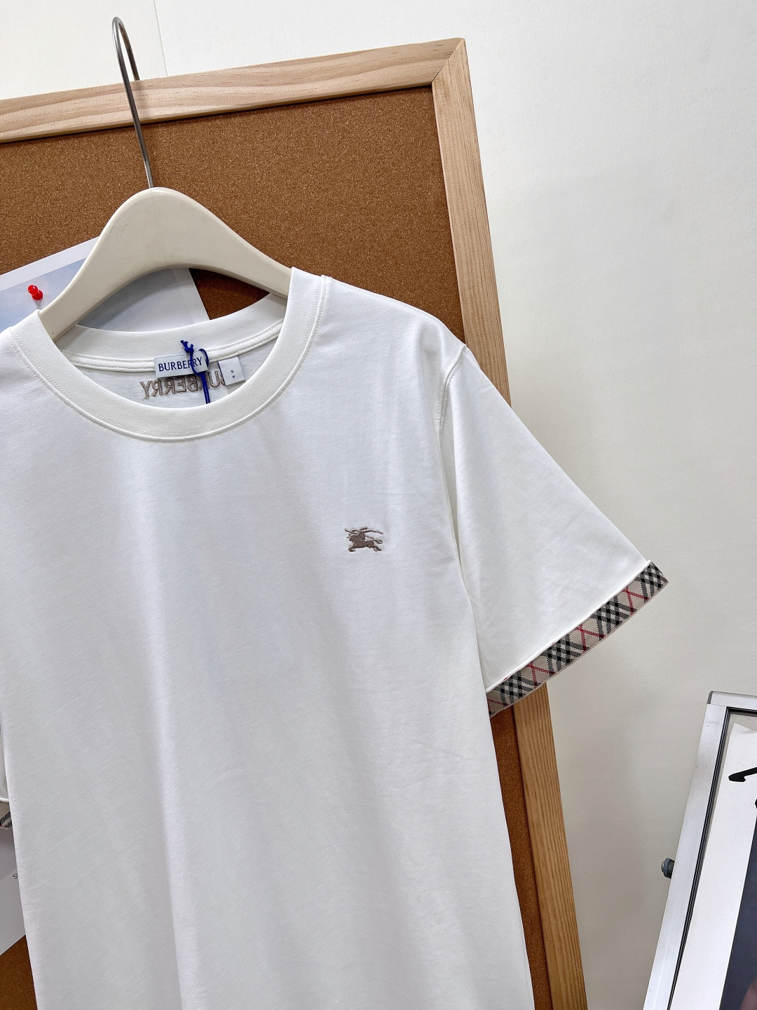 🆕 BURBERRY 格纹织带战马刺绣短袖T恤英伦基因融入当代衣橱，经典织带邂逅骑士精神  短袖搭配传承