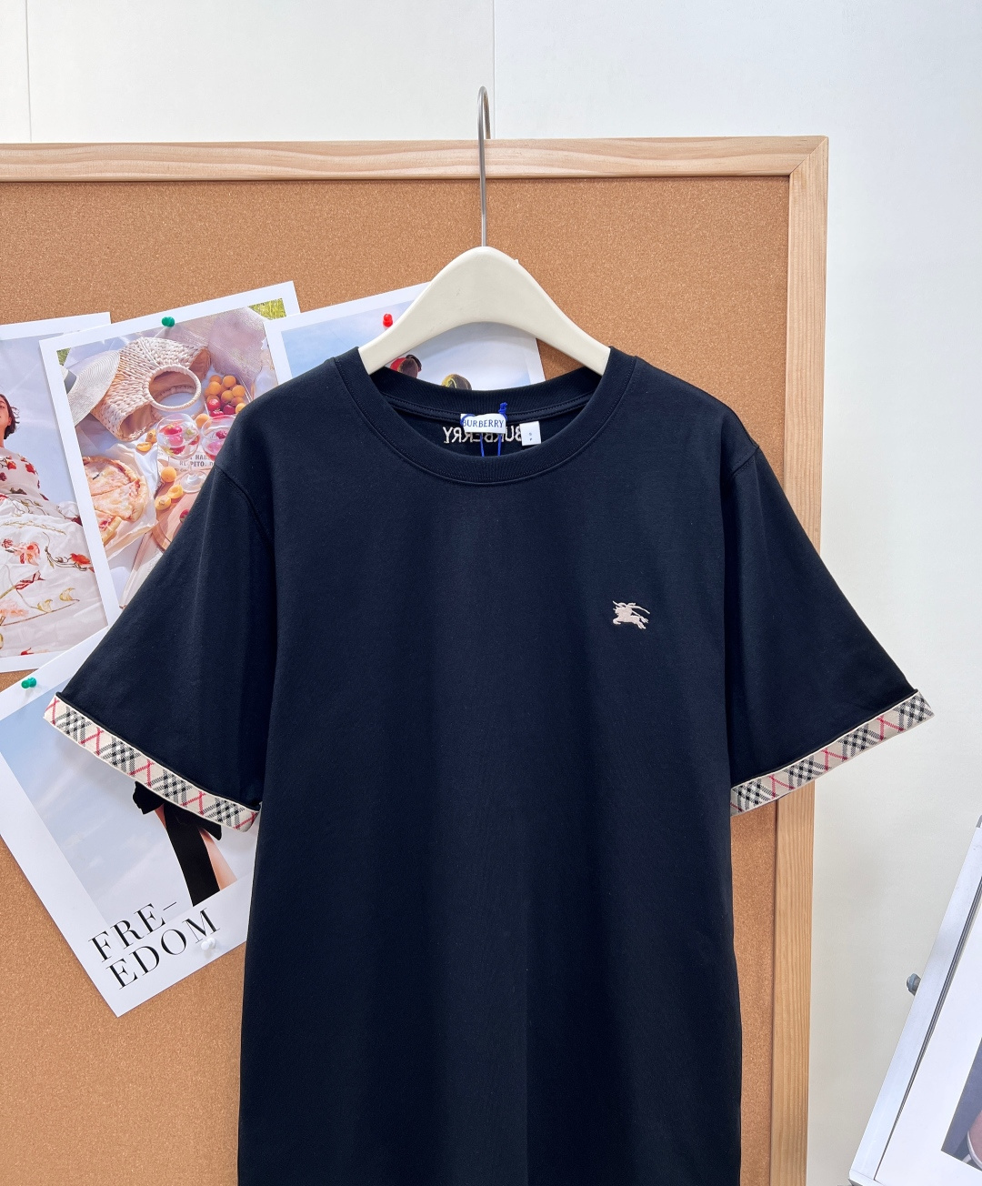 🆕 BURBERRY 格纹织带战马刺绣短袖T恤英伦基因融入当代衣橱，经典织带邂逅骑士精神  短袖搭配传承