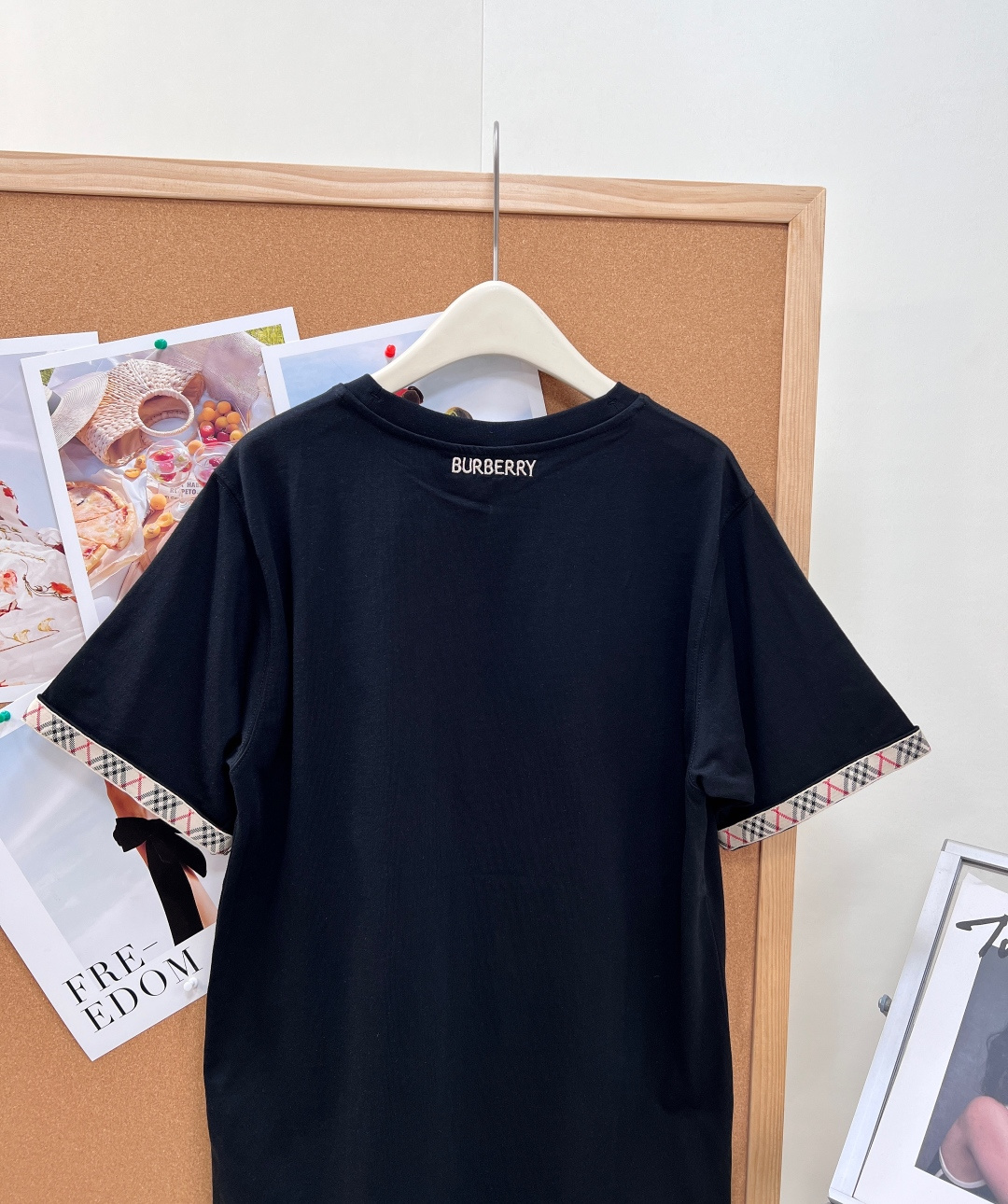 🆕 BURBERRY 格纹织带战马刺绣短袖T恤英伦基因融入当代衣橱，经典织带邂逅骑士精神  短袖搭配传承