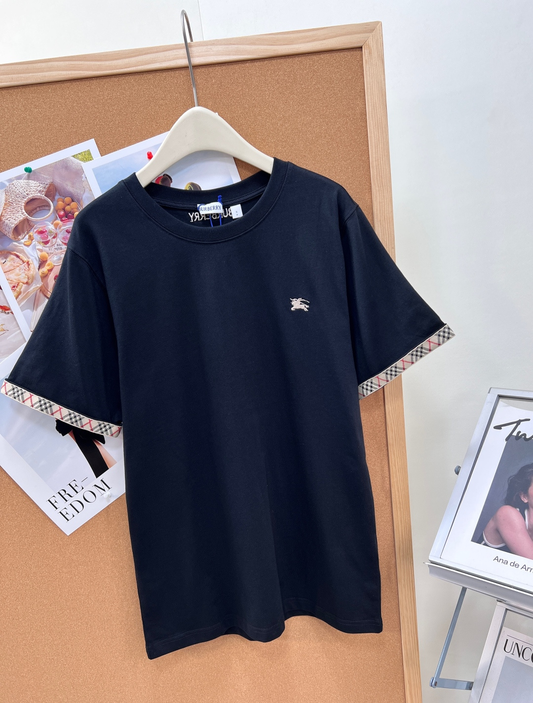 🆕 BURBERRY 格纹织带战马刺绣短袖T恤英伦基因融入当代衣橱，经典织带邂逅骑士精神  短袖搭配传承