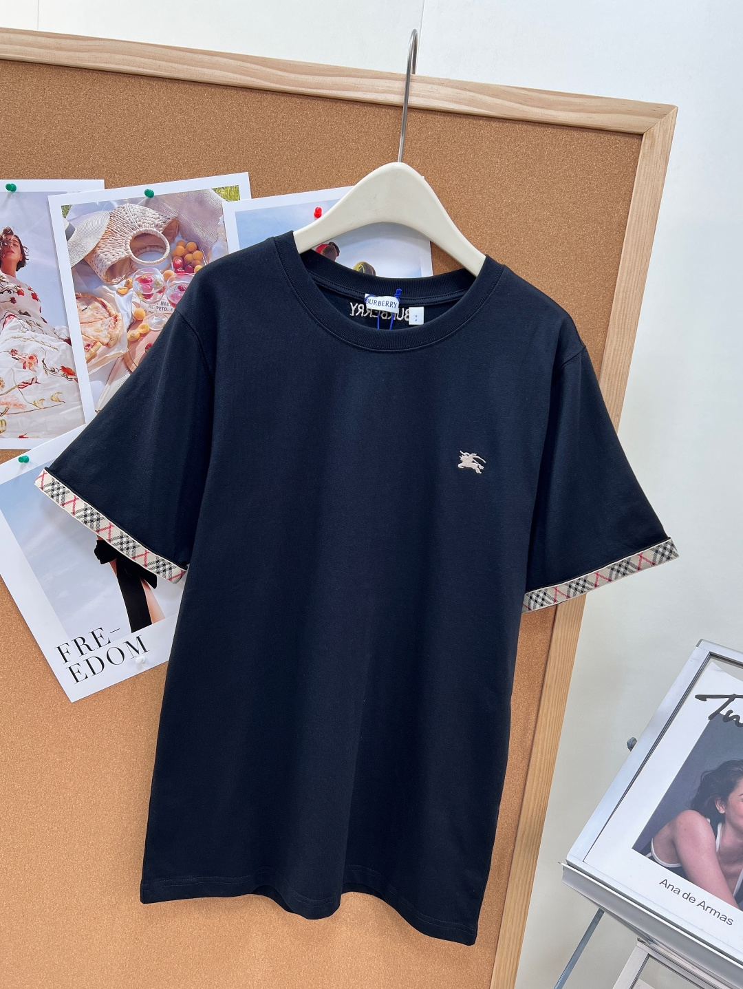 🆕 BURBERRY 格纹织带战马刺绣短袖T恤英伦基因融入当代衣橱，经典织带邂逅骑士精神  短袖搭配传承