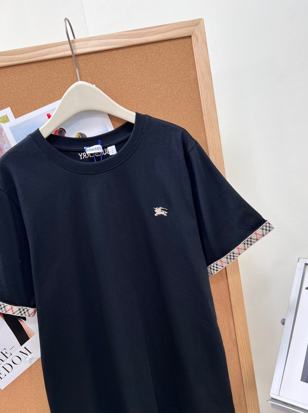 🆕 BURBERRY 格纹织带战马刺绣短袖T恤英伦基因融入当代衣橱，经典织带邂逅骑士精神  短袖搭配传承