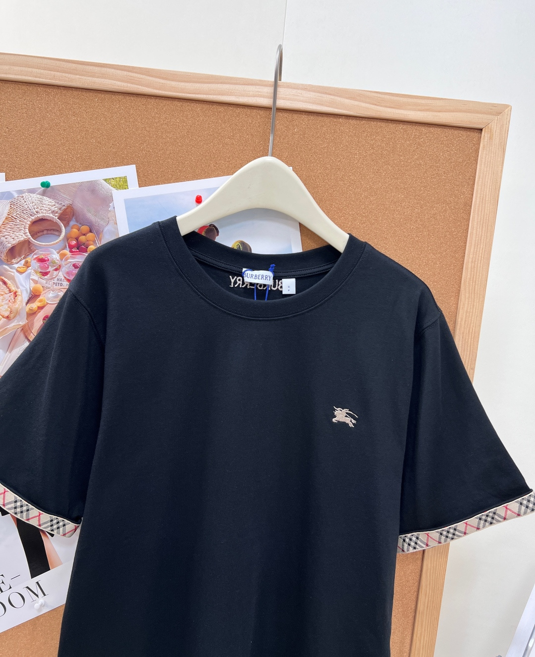 🆕 BURBERRY 格纹织带战马刺绣短袖T恤英伦基因融入当代衣橱，经典织带邂逅骑士精神  短袖搭配传承