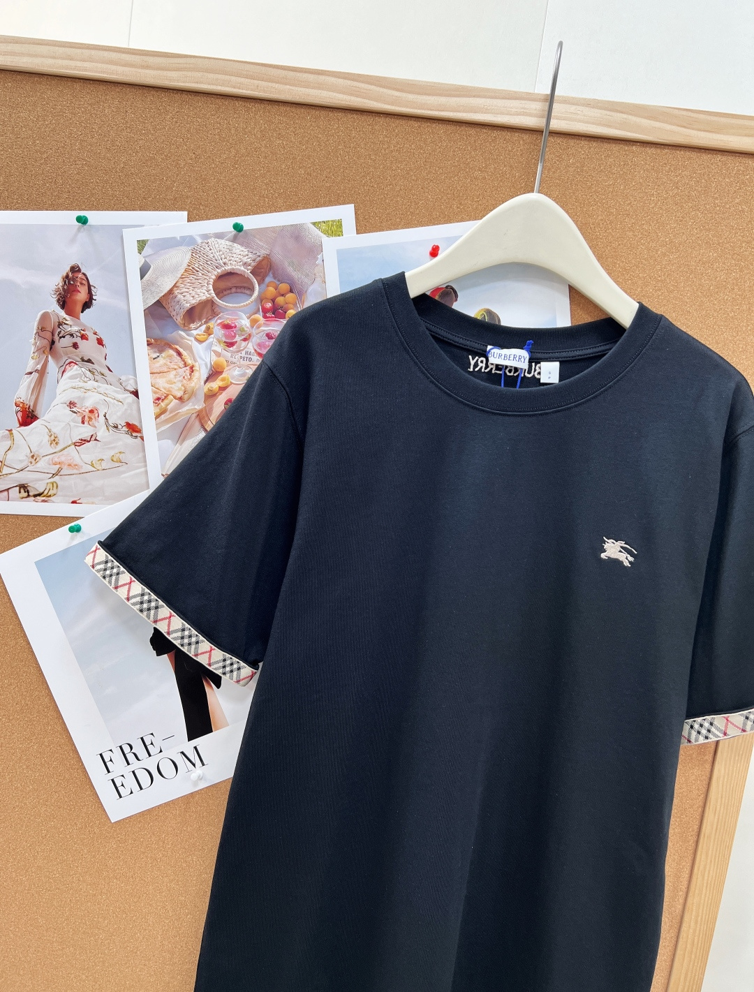 🆕 BURBERRY 格纹织带战马刺绣短袖T恤英伦基因融入当代衣橱，经典织带邂逅骑士精神  短袖搭配传承