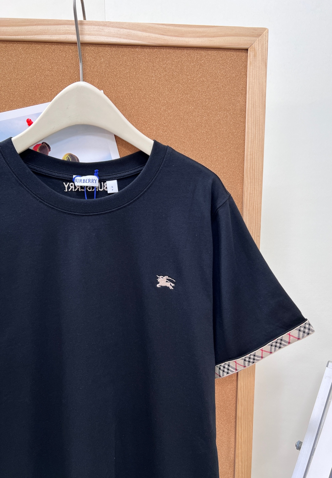 🆕 BURBERRY 格纹织带战马刺绣短袖T恤英伦基因融入当代衣橱，经典织带邂逅骑士精神  短袖搭配传承