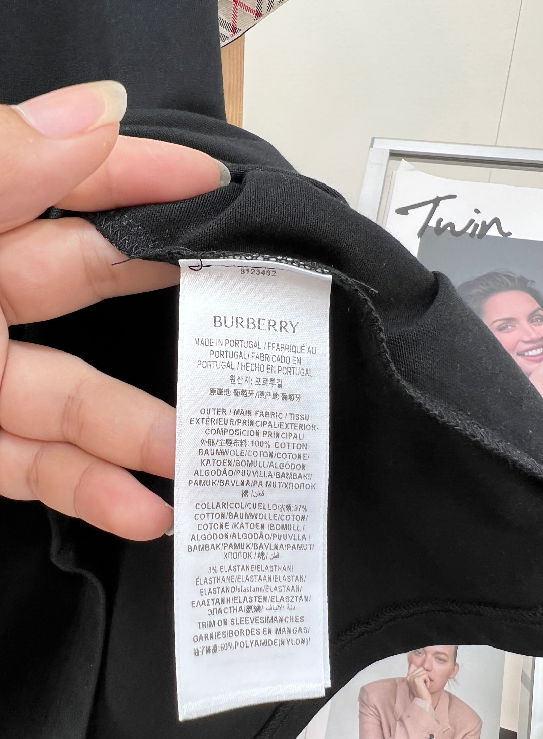 🆕 BURBERRY 格纹织带战马刺绣短袖T恤英伦基因融入当代衣橱，经典织带邂逅骑士精神  短袖搭配传承