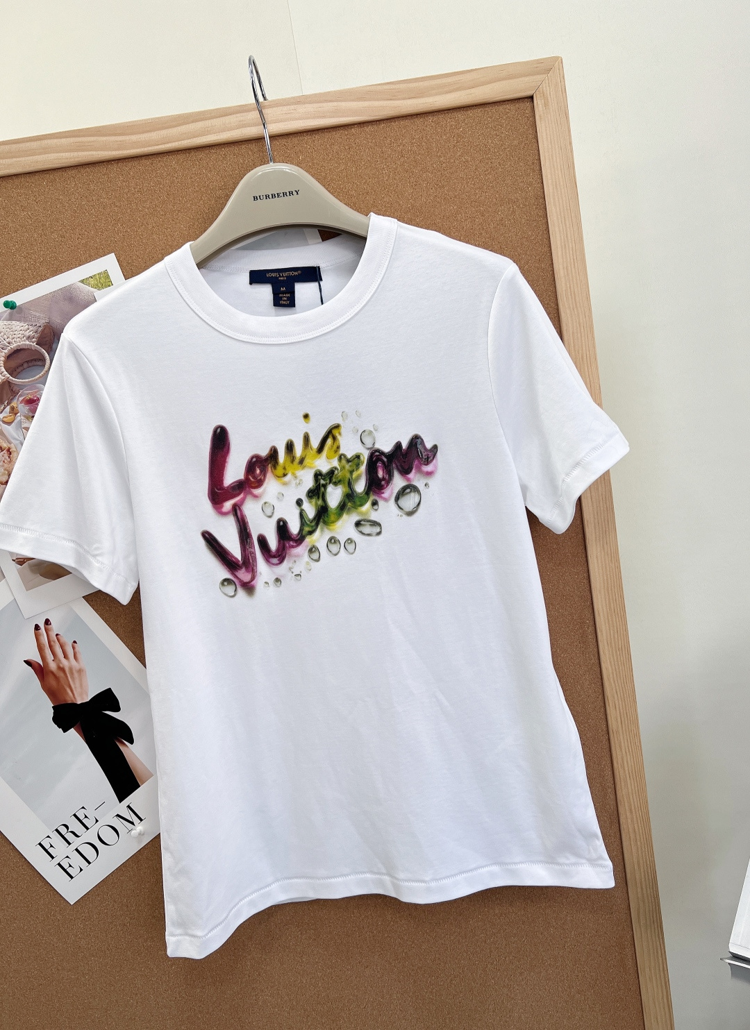 🆕LOUIS VUITTON新款水滴字母印花T恤短袖-标志性果冻水滴印花，胸前的“Louis Vuitt