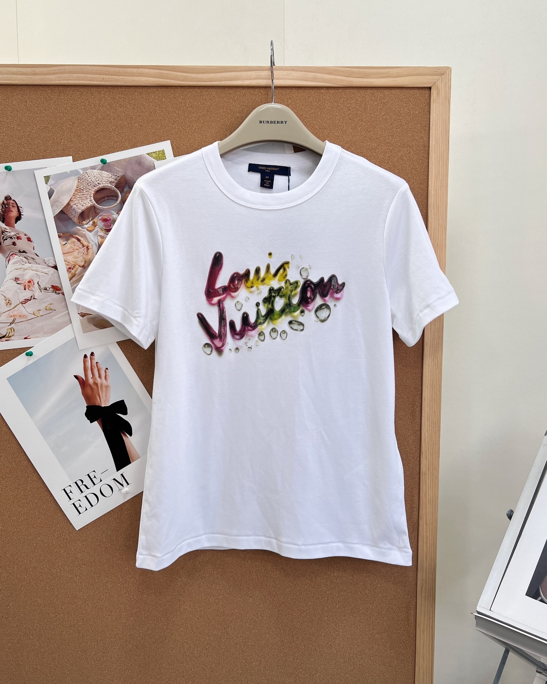 🆕LOUIS VUITTON新款水滴字母印花T恤短袖-标志性果冻水滴印花，胸前的“Louis Vuitt