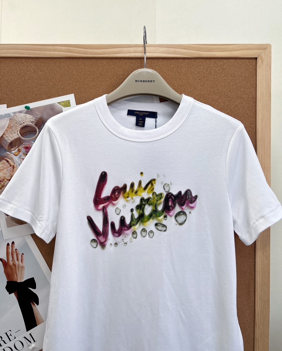 🆕LOUIS VUITTON新款水滴字母印花T恤短袖-标志性果冻水滴印花，胸前的“Louis Vuitt