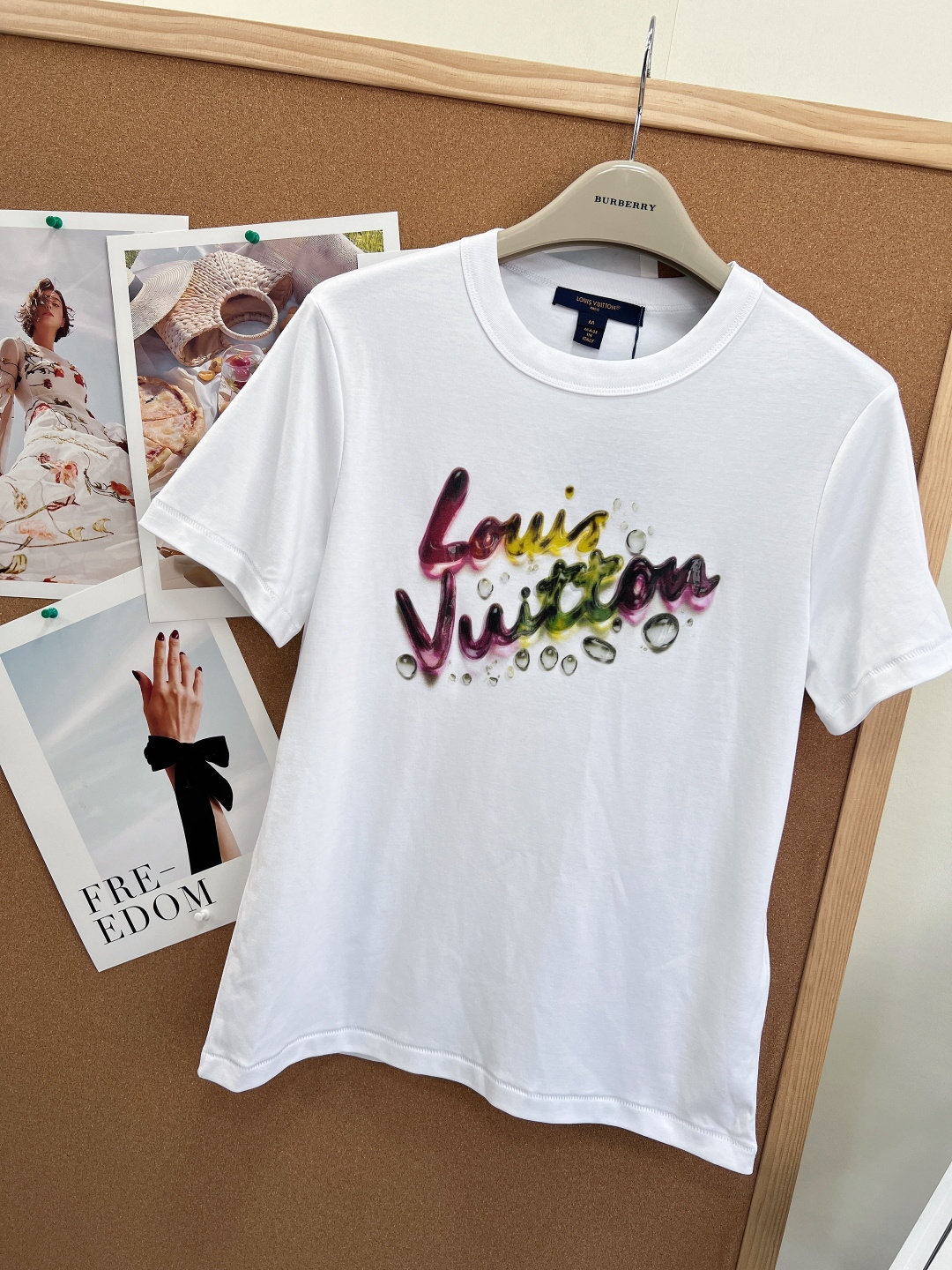 🆕LOUIS VUITTON新款水滴字母印花T恤短袖-标志性果冻水滴印花，胸前的“Louis Vuitt