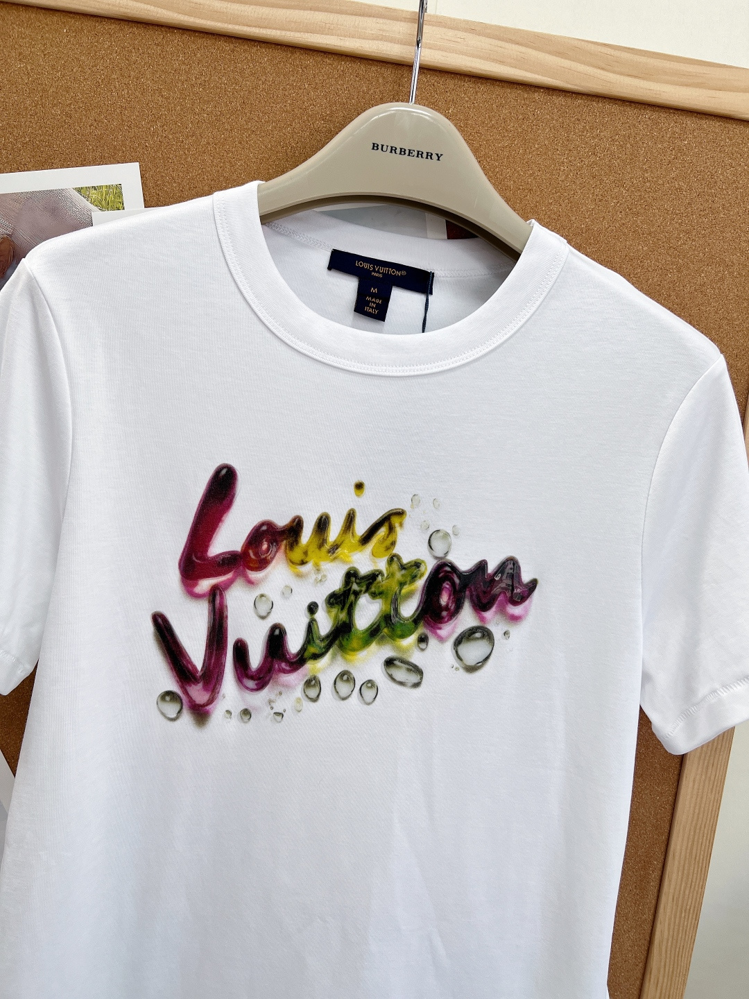 🆕LOUIS VUITTON新款水滴字母印花T恤短袖-标志性果冻水滴印花，胸前的“Louis Vuitt
