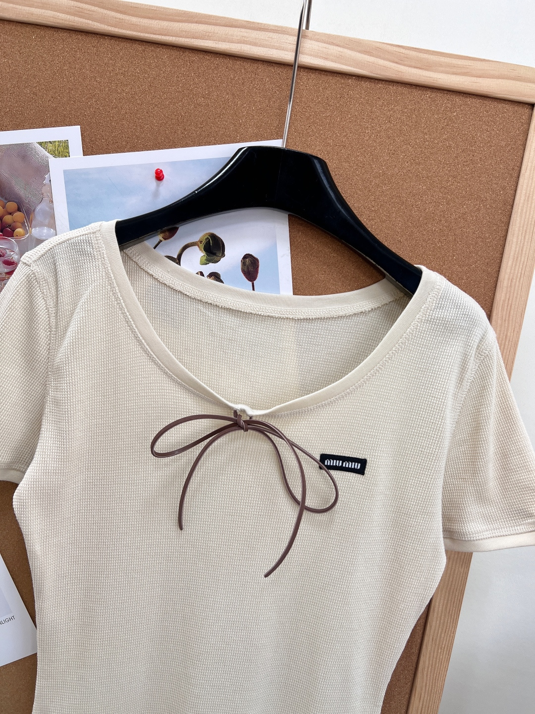 🆕MiuMiu 春夏新款复古橄榄绿短袖连衣裙🫒精选华夫格软糯针织面料，肌理细腻软糯、弹力贴身，春夏透气不