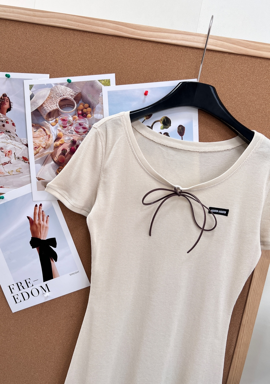 🆕MiuMiu 春夏新款复古橄榄绿短袖连衣裙🫒精选华夫格软糯针织面料，肌理细腻软糯、弹力贴身，春夏透气不