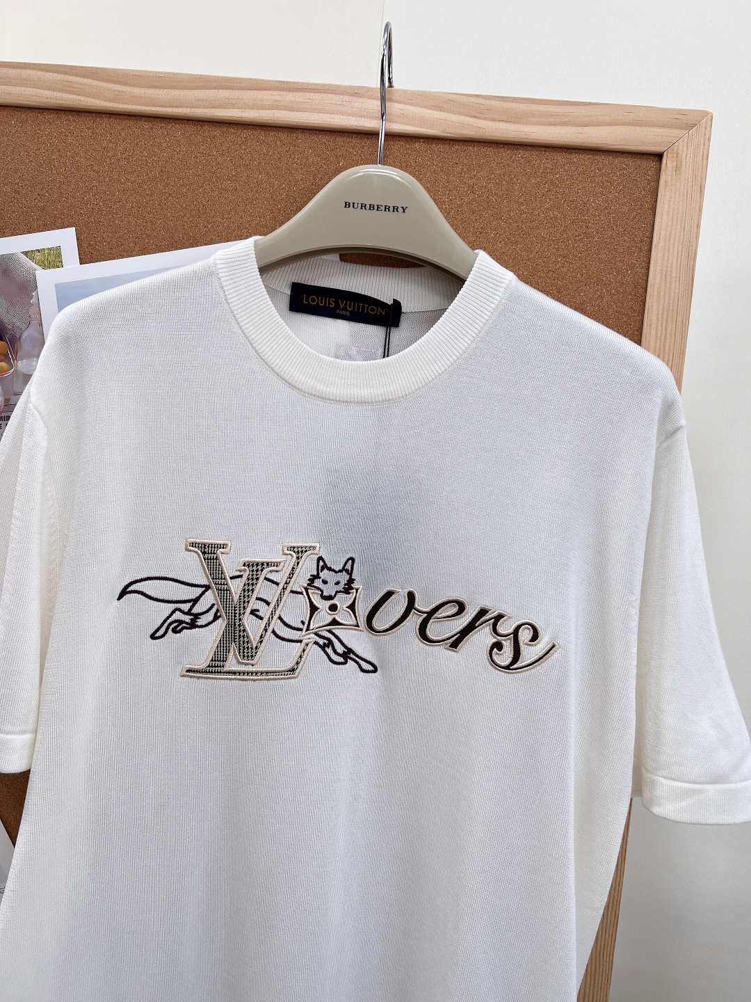 🆕LOUIS VUITTON 狐狸刺绣标识针织衫短袖童趣奢雅，一针一线尽展先锋格调。胸前狐狸与经典品牌标