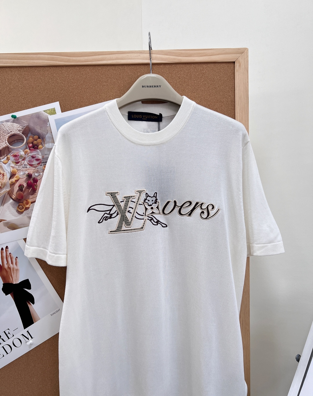 🆕LOUIS VUITTON 狐狸刺绣标识针织衫短袖童趣奢雅，一针一线尽展先锋格调。胸前狐狸与经典品牌标