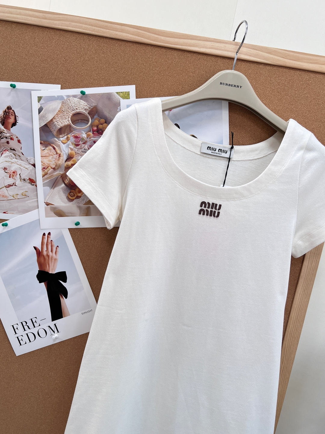 🆕Miu Miu 26SS 胸前字母刺绣腰带短袖连衣裙 。- 版型剪裁：方领+短袖A字廓形，自带松弛氛围
