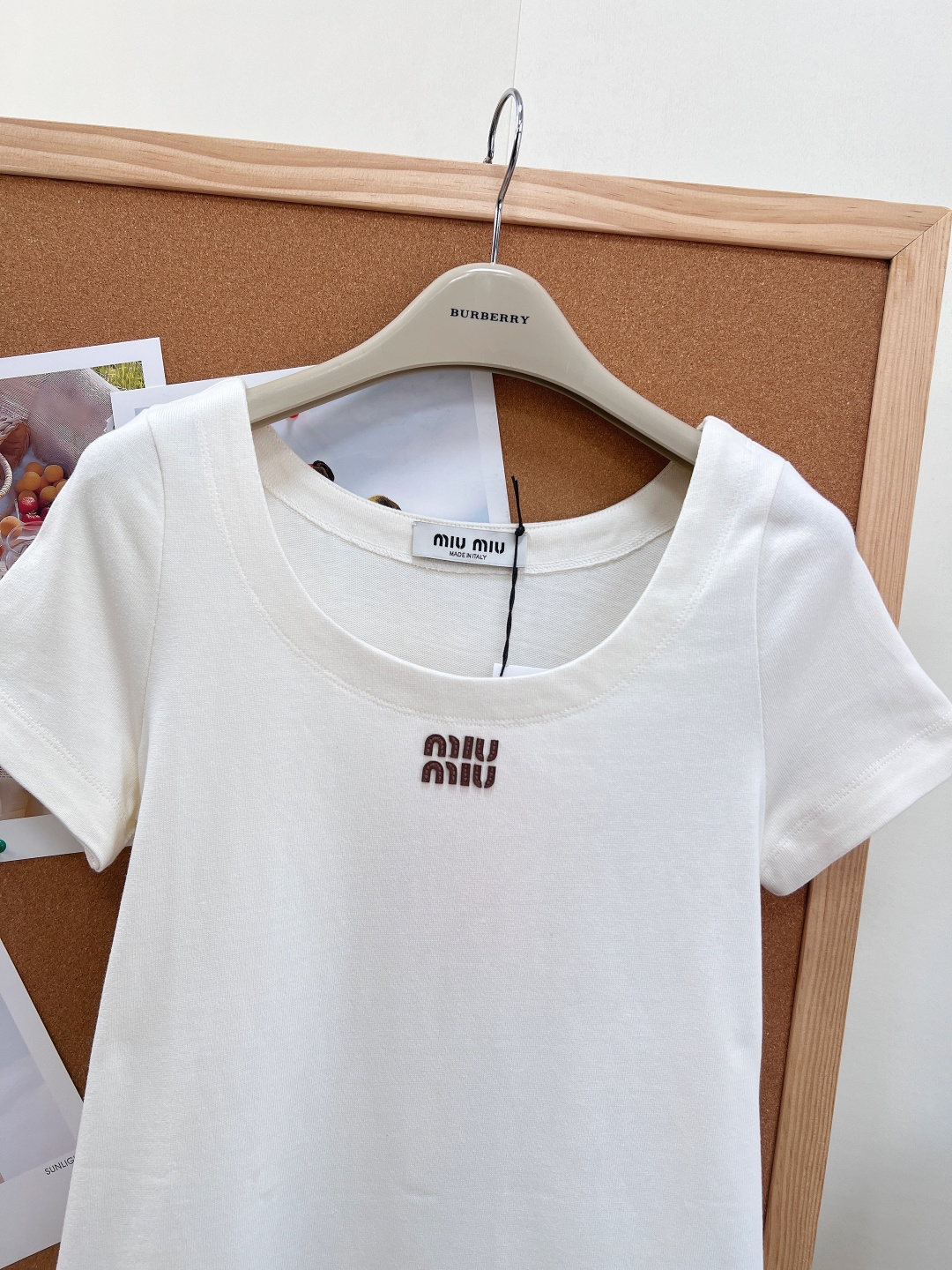 🆕Miu Miu 26SS 胸前字母刺绣腰带短袖连衣裙 。- 版型剪裁：方领+短袖A字廓形，自带松弛氛围