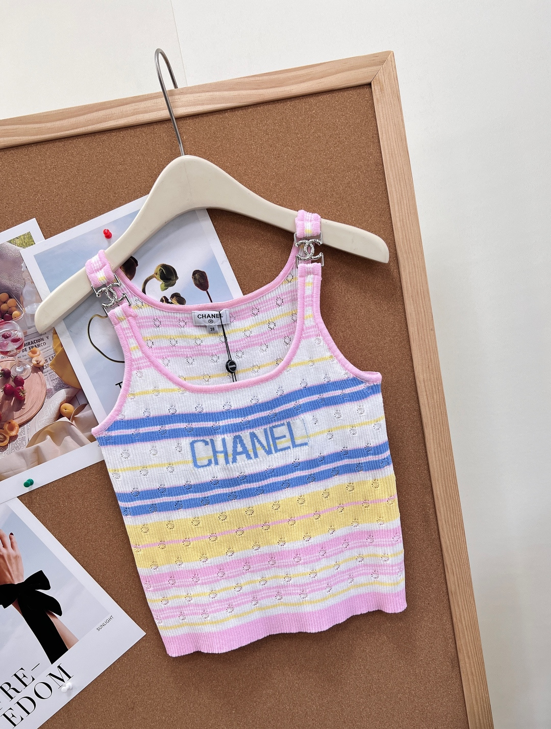 🆕CHANEL新款小香字母提花撞色针织吊带｜甜妹夏日本命单品！- 撞色条纹、镂空提花到胸前CHANEL字