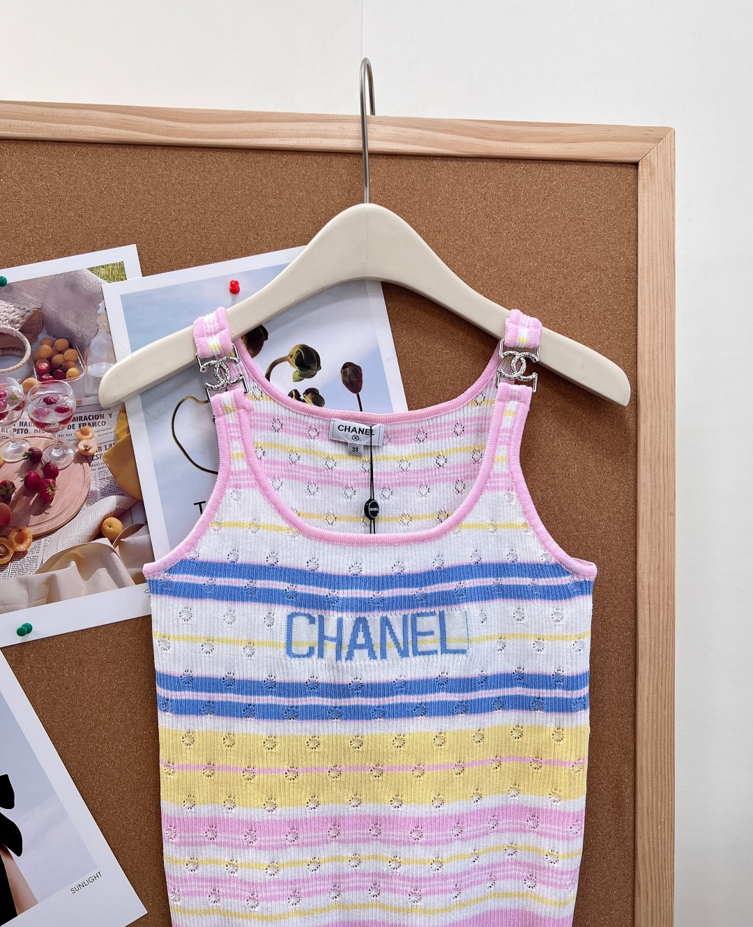 🆕CHANEL新款小香字母提花撞色针织吊带｜甜妹夏日本命单品！- 撞色条纹、镂空提花到胸前CHANEL字