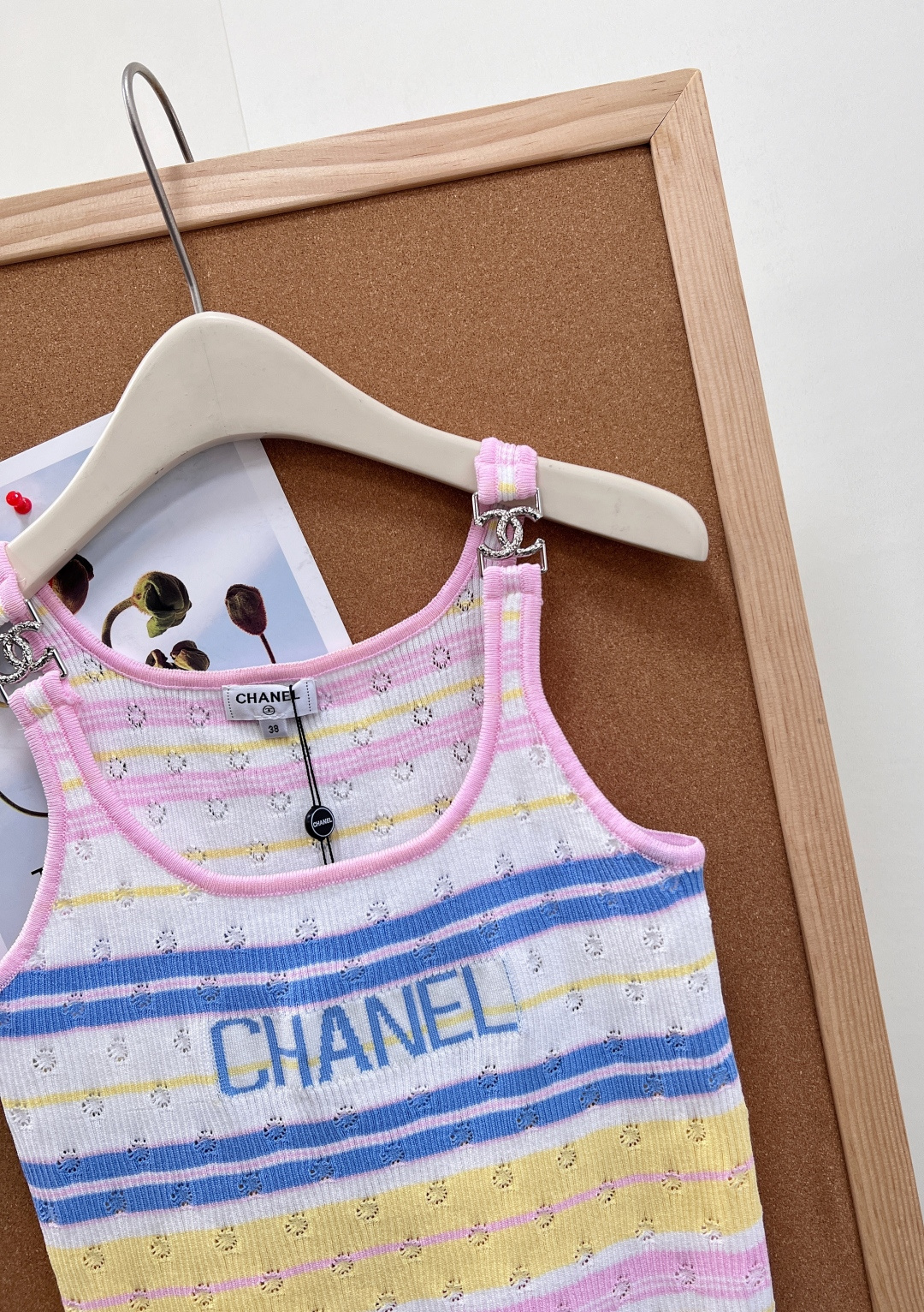 🆕CHANEL新款小香字母提花撞色针织吊带｜甜妹夏日本命单品！- 撞色条纹、镂空提花到胸前CHANEL字