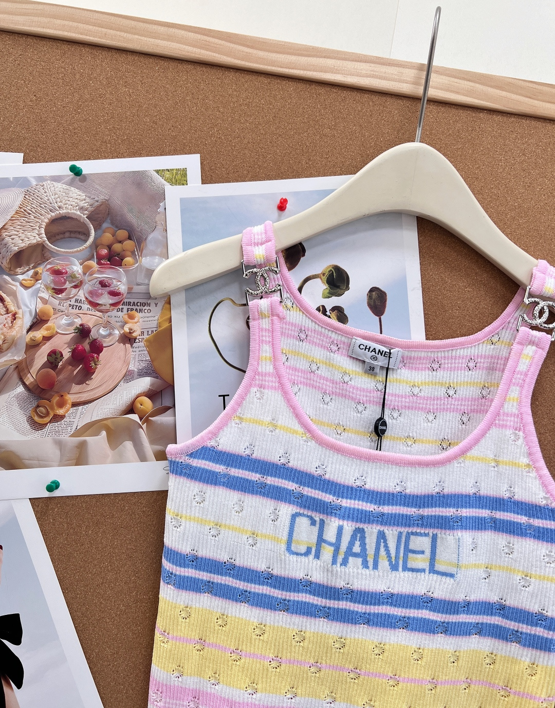 🆕CHANEL新款小香字母提花撞色针织吊带｜甜妹夏日本命单品！- 撞色条纹、镂空提花到胸前CHANEL字